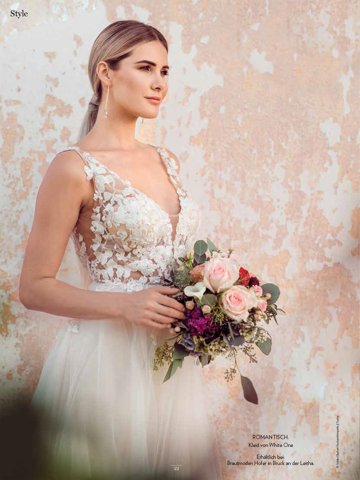 Magazin-Editorial Heiraten Burgenland — Romantische Braut mit White-One-Brautkleid und Hochzeitsstrauß
