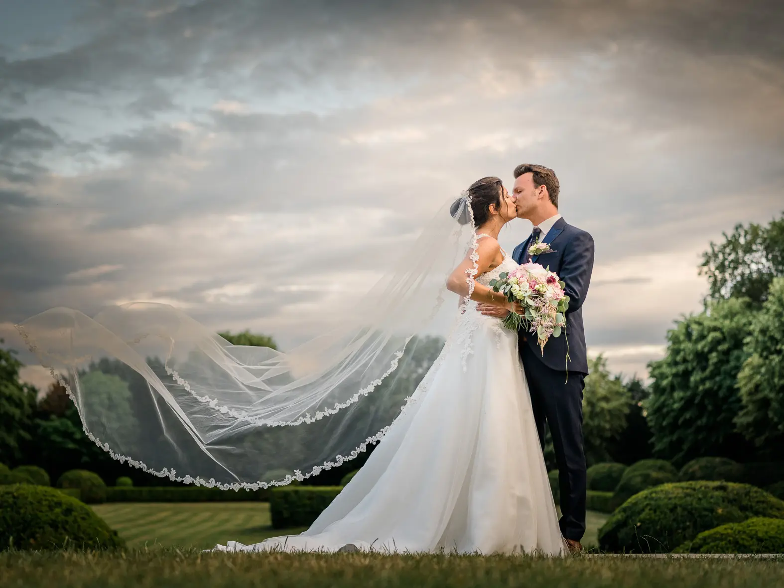 Brautpaar-Shooting im Park – Hochzeitsfotograf Golden Elephant