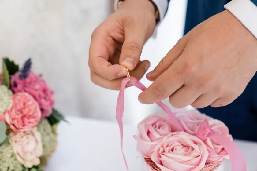 Ring und Blumen beim heiraten in der hochzeitslocation wolke21