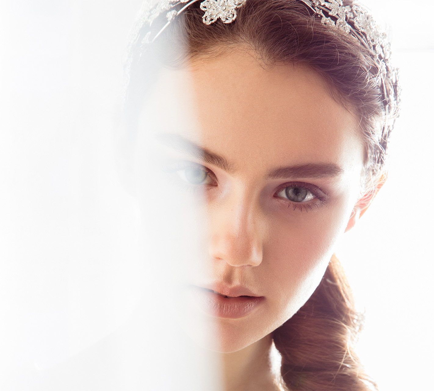 Editorial Beauty-Portrait — Braut mit Couture-Tiara durch Schleier fotografiert, Vogue-Style